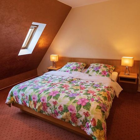 Haus Flora - Ferienwohnungen Cochem Dış mekan fotoğraf